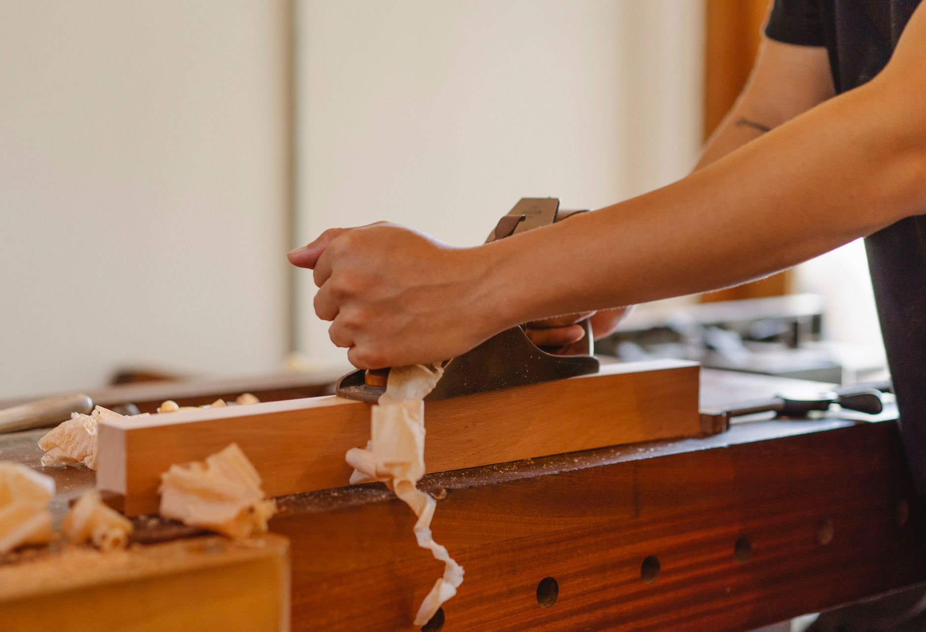 Handhobel auf hellem Holz in der Werkstatt
