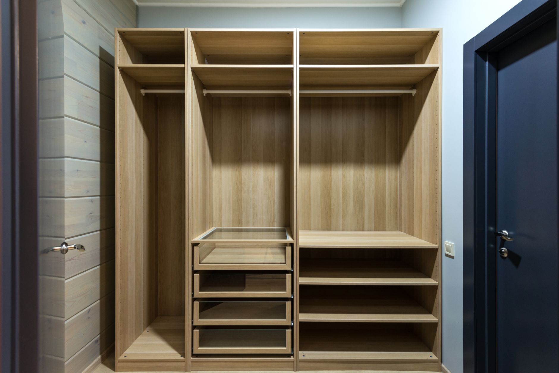 Einbauschrank aus hellem Holz